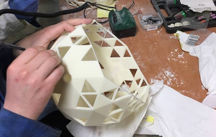 Sablage et ponçage de pièces plastiques