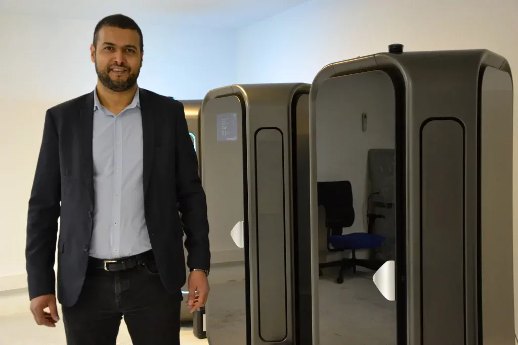 Technicien en bureau autonome, solutions innovantes pour espaces de travail intelligents.