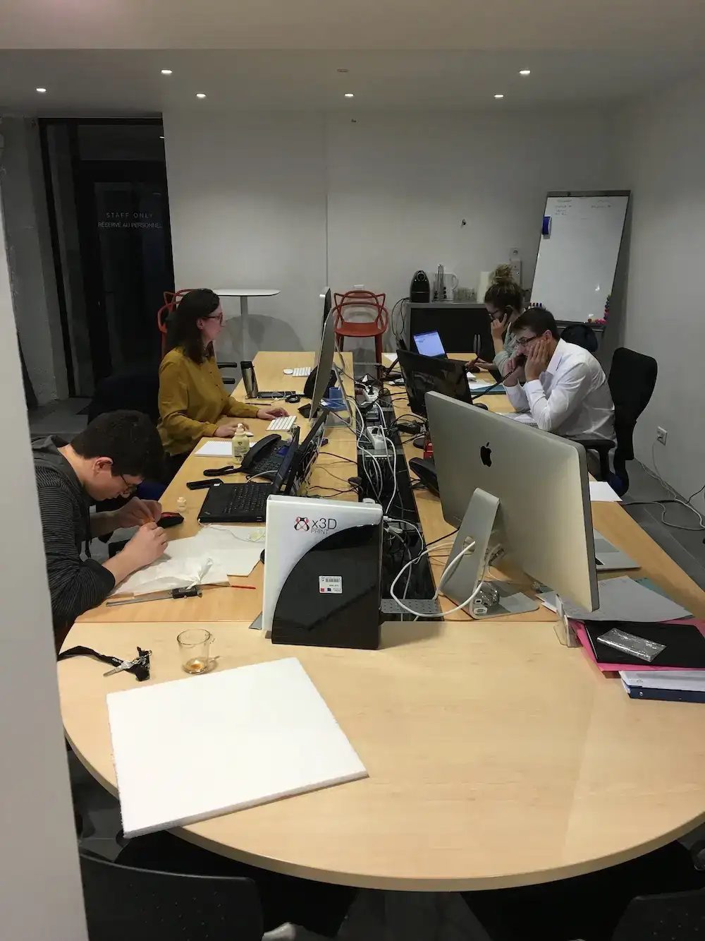 Bureau d'entreprise avec employés concentrés sur leur travail.